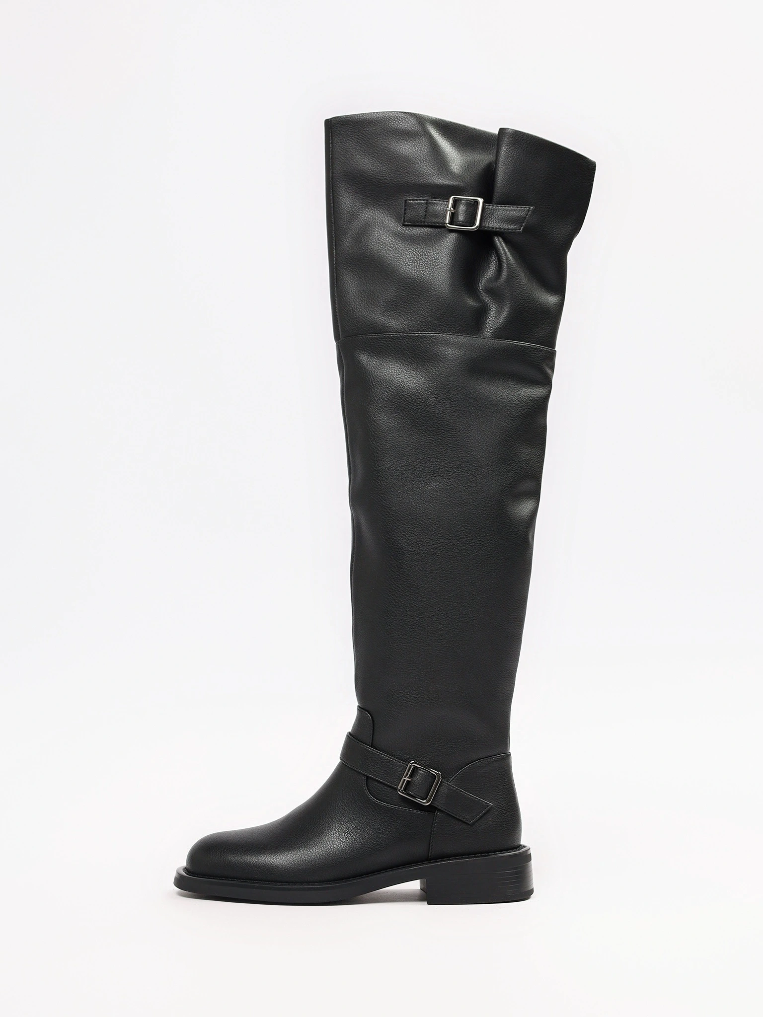 Ботфорты черного цвета на низком каблуке